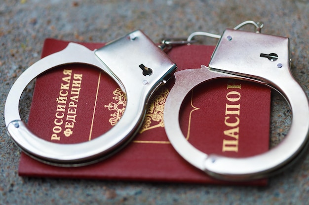 As algemas estão no passaporte da Federação Russa. punição na Rússia. Foto de alta qualidade