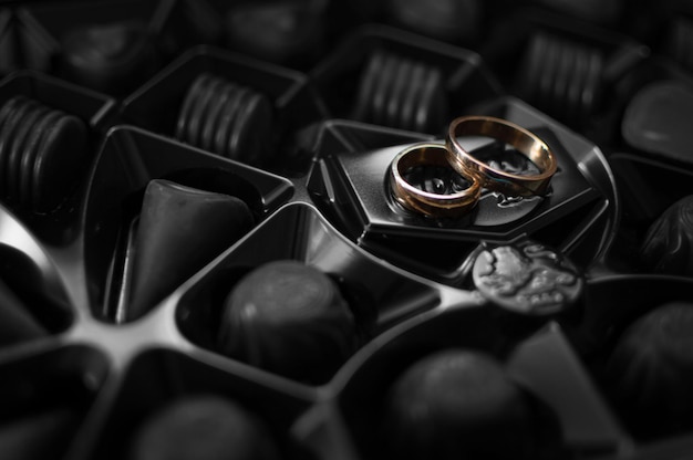 As alianças de casamento estão na caixa de chocolate