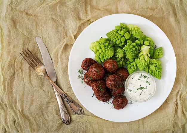 As almôndegas cozidas da carne e decoram do romanesko fervido da couve. menu dietético. nutrição adequada