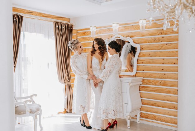 as amigas se regozijam com a noiva e ajudam a preparar o casamento