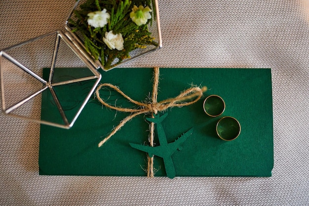 Foto as anéis de casamento ficam em uma bela caixa rústica decorativa feita à mão com plantas dentro do espaço de cópia lágrimas de felicidade símbolo de amor