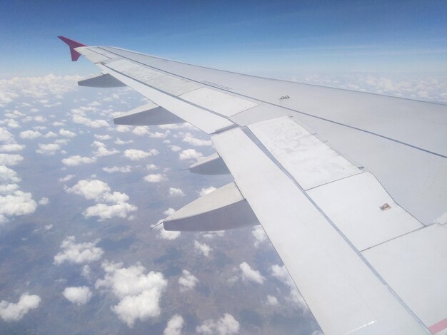 Foto as asas do avião em vista do céu