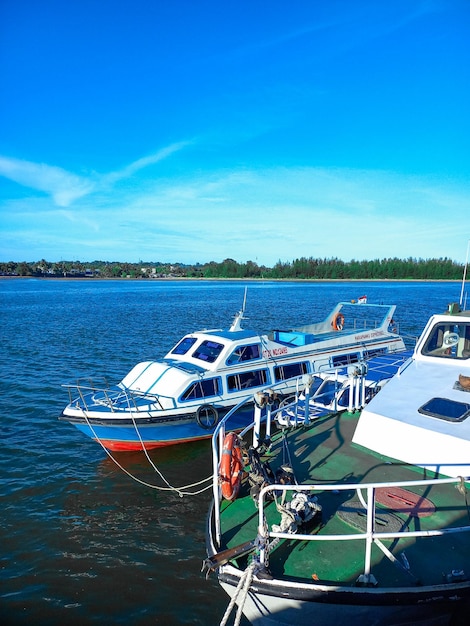 Foto as balsas são o transporte marítimo mais importante do arquipélago indonésio