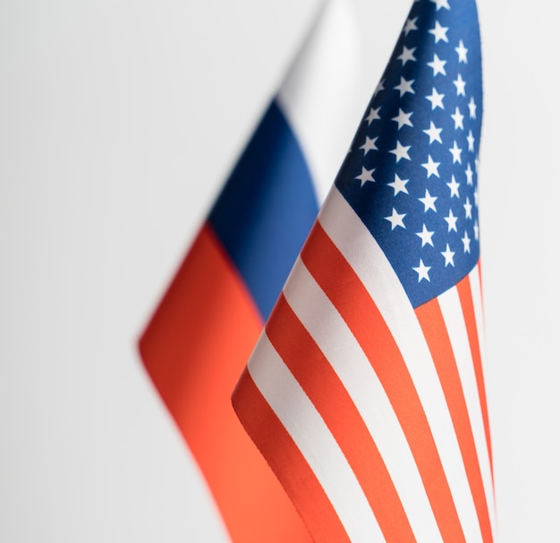 As bandeiras dos EUA e da Rússia em um fundo branco isolado. O conceito de política