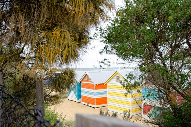 As barracas de praia são pintadas em cores vivas.