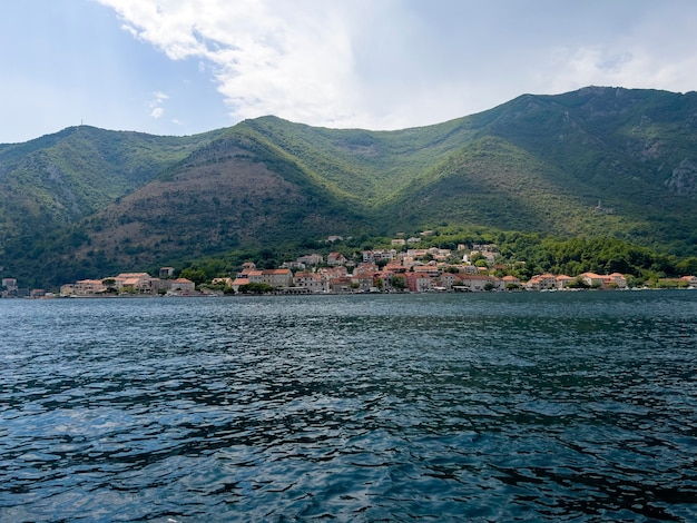 As belas casas na encosta da montanha em Montenegro