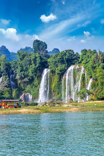 As belas e magníficas quedas de Detian em Guangxi, China