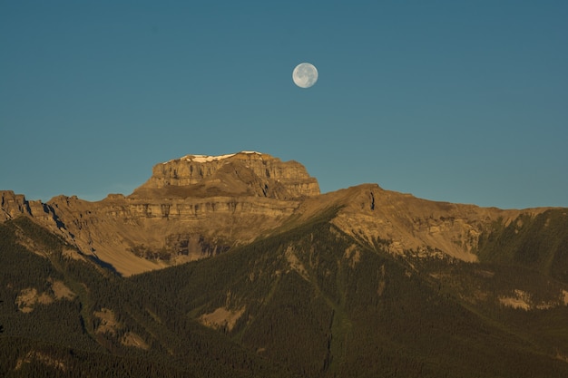 As belas montanhas canadenses na hora do nascer do sol. Banff, Alberta, Canadá