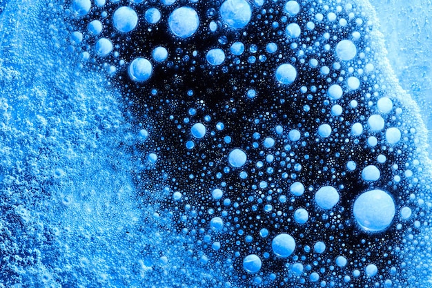 As bolhas azuis abstraem o fundo A arte fluida pinta debaixo d'água