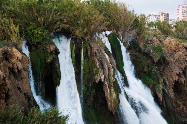 Foto as cachoeiras de duden caem no mar mediterrâneo em antalya, turquia