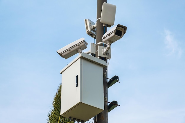 As câmeras de rua do CCTV no monitor do poste observam e registram evidências de incidentes para investigação e prevenção criminal