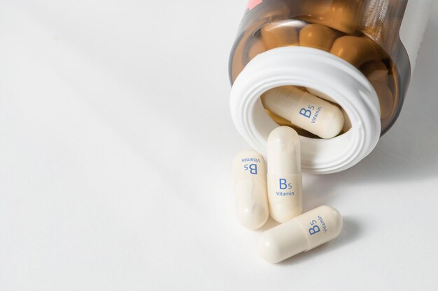 As cápsulas de ácido pantotênico de vitamina b desempenham um papel na produção de hormônios e colesterol branco