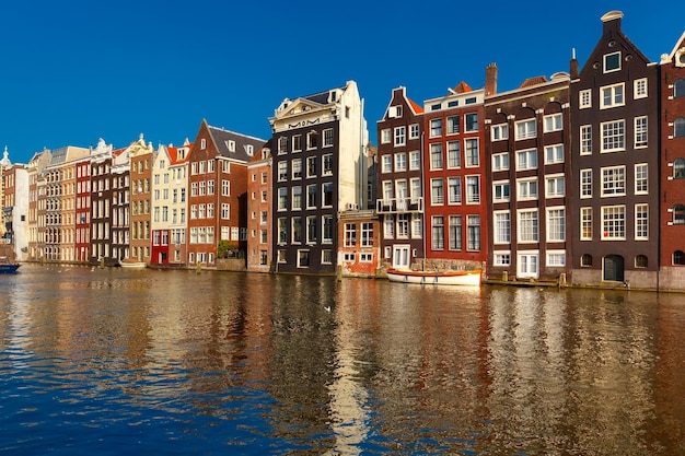 As casas dançantes no canal de Amsterdã Damrak Holland Holanda