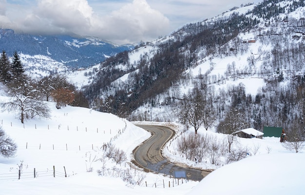 As casas de montanha de madeira no inverno sob neve em Giresun Turquia