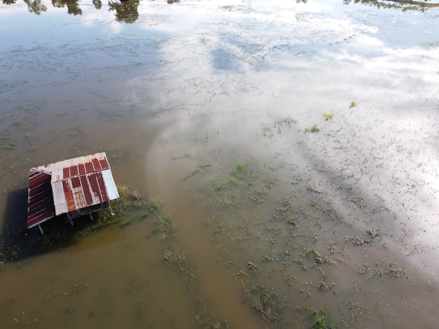 As casas dos aldeões na Tailândia rural foram inundadas.