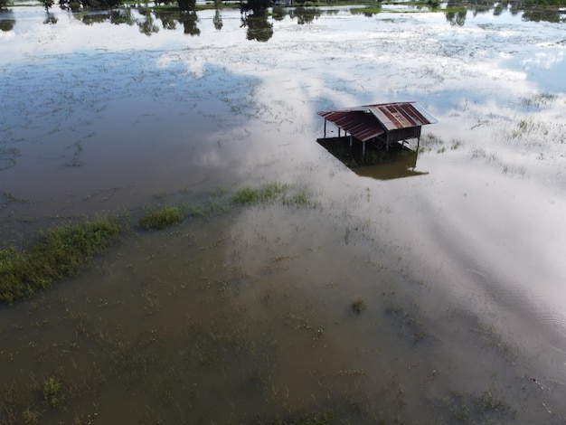 As casas dos aldeões na Tailândia rural foram inundadas.