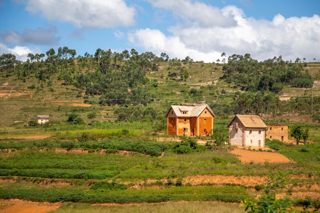 As casas dos habitantes locais na ilha de Madagascar