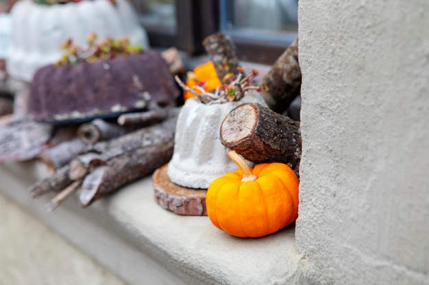 As casas nas ruas antigas da cidade de conto de fadas de rothenburg, na alemanha, são decoradas com enfeites de halloween