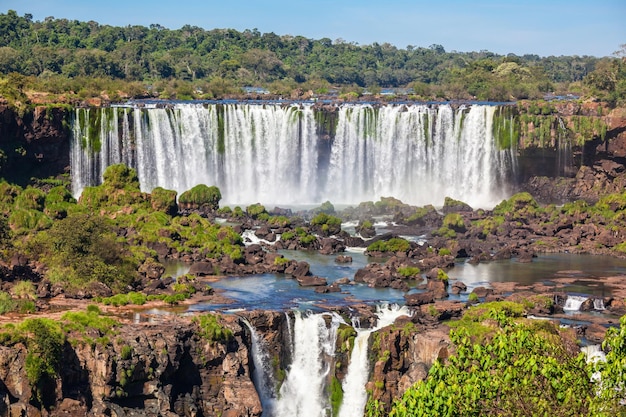 As Cataratas do Iguaçu (Cataratas del Iguazu) são cachoeiras do Rio Iguaçu na fronteira da Argentina e do Brasil. Iguaçu é o maior sistema de cachoeiras do mundo.