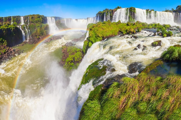 As Cataratas do Iguaçu (Cataratas del Iguazu) são cachoeiras do Rio Iguaçu na fronteira da Argentina e do Brasil. Iguaçu é o maior sistema de cachoeiras do mundo.