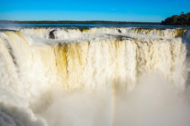 As Cataratas do Iguaçu são cachoeiras do Rio Iguaçu na fronteira da Argentina e do Brasil. É uma das novas 7 maravilhas da natureza.