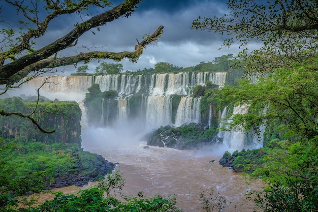 as cataratas do iguaçu são uma cachoeira natural no estado do brasil.