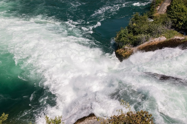 As Cataratas do Reno são a maior cachoeira da Europa em Schaffhausen, na Suíça. Paisagem de verão, clima ensolarado, céu azul e dia ensolarado