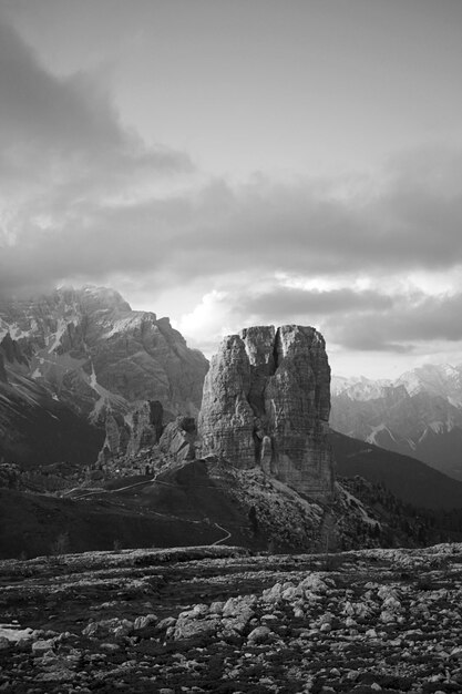 As cinco torres montanhas das dolomitas Lugar turístico conhecido Le cinque torri montagne delle dolomiti Nota localita turistica