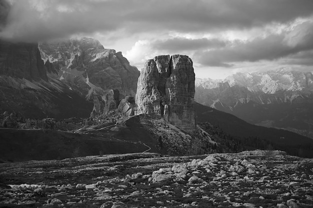 As cinco torres montanhas das dolomitas Lugar turístico conhecido Le cinque torri montagne delle dolomiti Nota localita turistica