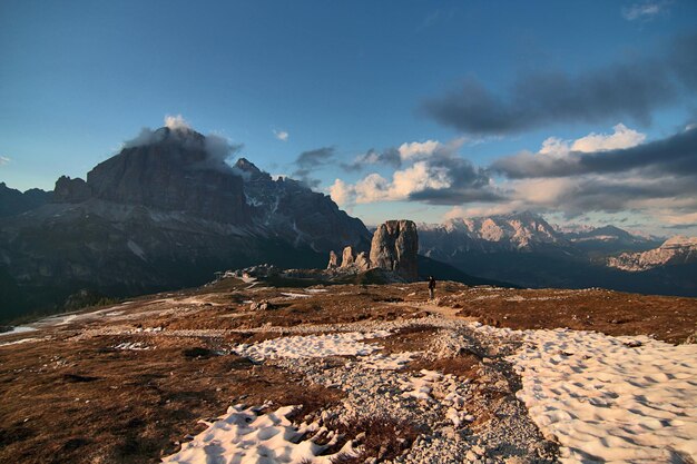 As cinco torres montanhas das dolomitas Lugar turístico conhecido Le cinque torri montagne delle dolomiti Nota localita turistica