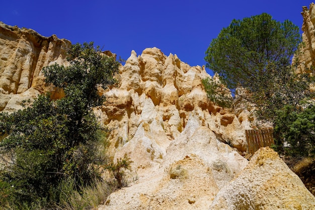 As colunas de Orgues de Ille sur Tet de órgãos franceses naturais geológicos de rocha macia no sul da França