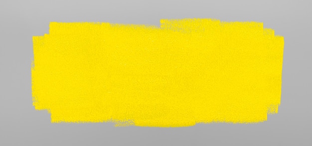 As cores do ano 2021: Ultimate Grey e Illuminating Yellow: cor de pintura amarelo-sol sobre fundo cinza