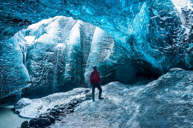 As cores maravilhosas do gelo azul nas cavernas de gelo da maior geleira da Europa de Vatnajokull