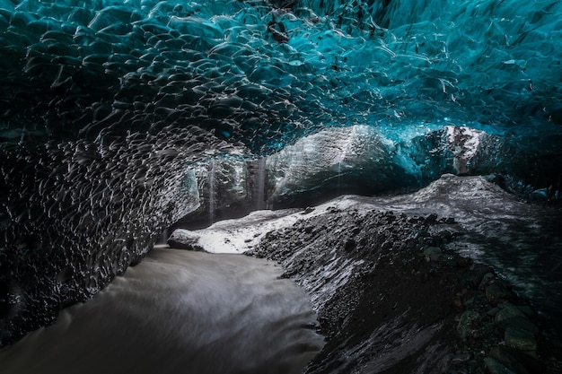 As cores maravilhosas do gelo azul nas cavernas de gelo da maior geleira da Europa de Vatnajokull