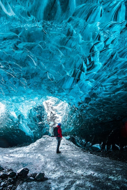 As cores maravilhosas do gelo azul nas cavernas de gelo da maior geleira da Europa de Vatnajokull