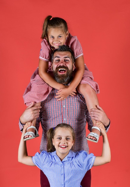 As crianças amam seu pai feliz dia dos pais