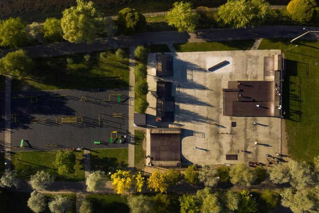 As crianças andam de bicicleta na quadra de skate ao ar livre. Skatepark para esportes