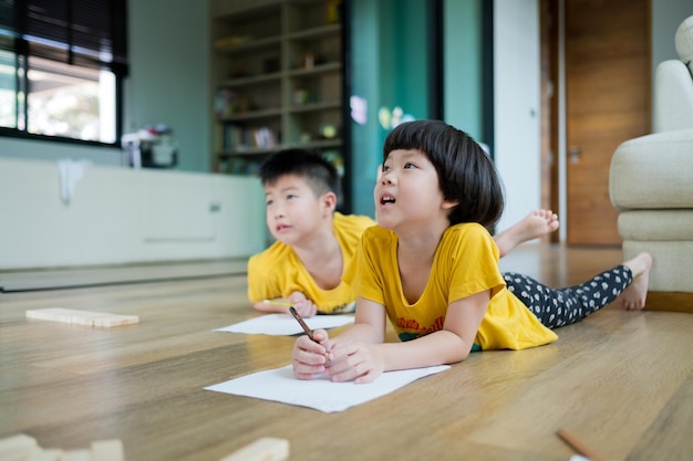 As crianças asiáticas estão aprendendo a escola em casa on-line