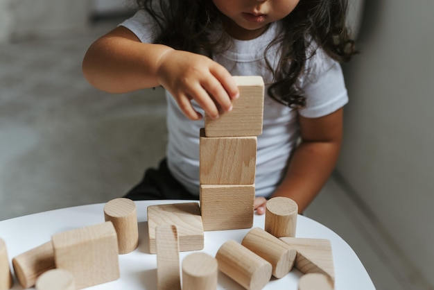 as crianças brincam com brinquedos de madeira no quarto infantil