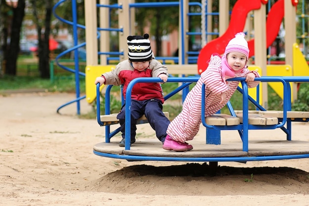 As crianças brincam no playground