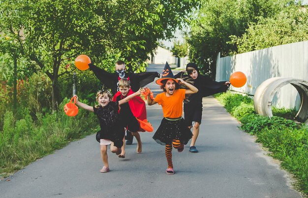 As crianças celebram o Halloween vestidas com fantasias. Foco seletivo. Crianças.