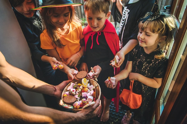 As crianças celebram o Halloween vestidas com fantasias. Foco seletivo.