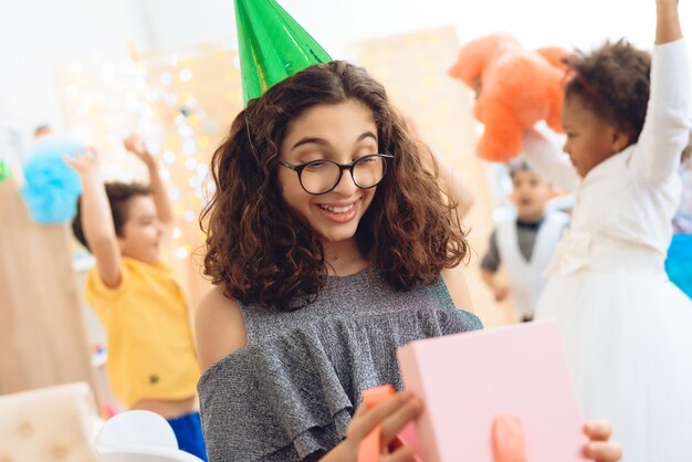 As crianças comemoram a festa de aniversário em casa.