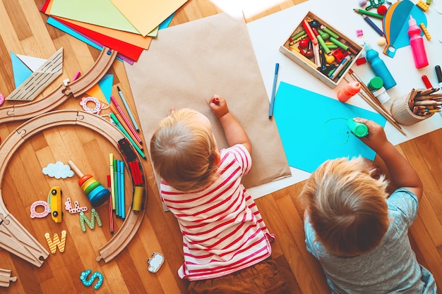 as crianças desenham e fazem artesanato para crianças com brinquedos educativos e material escolar para a criatividade