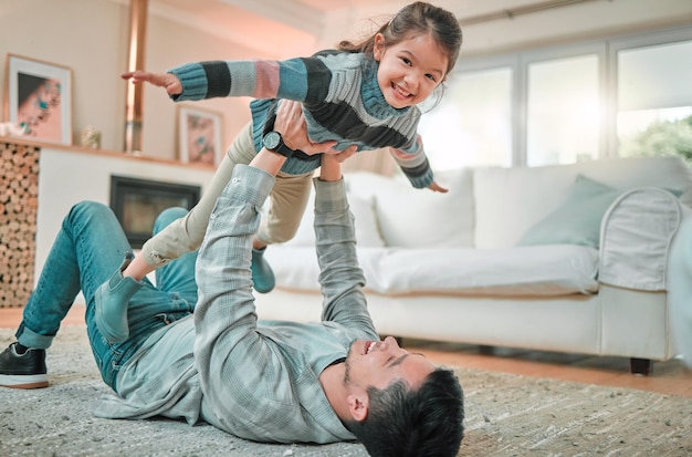 As crianças devem acreditar que podem voar Retrato de um jovem pai e filha se unindo enquanto brincam no chão em casa