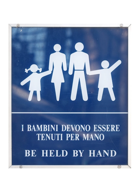 As crianças devem ser seguradas manualmente - em italiano e inglês - isoladas