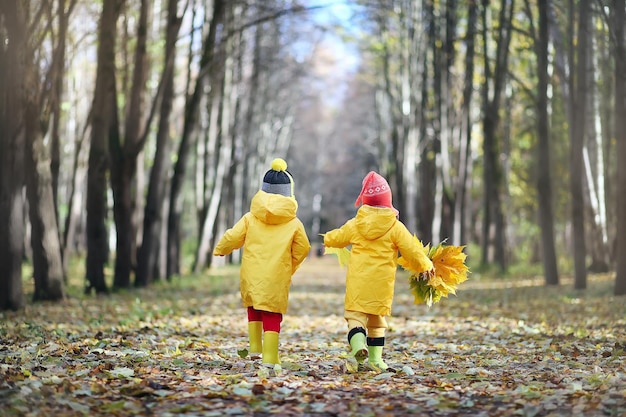 As crianças estão andando no parque outono