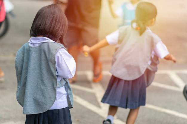 Foto as crianças estão de volta da escola.