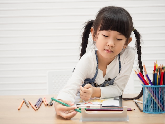 As crianças estão desenhando em casa, conceito de família