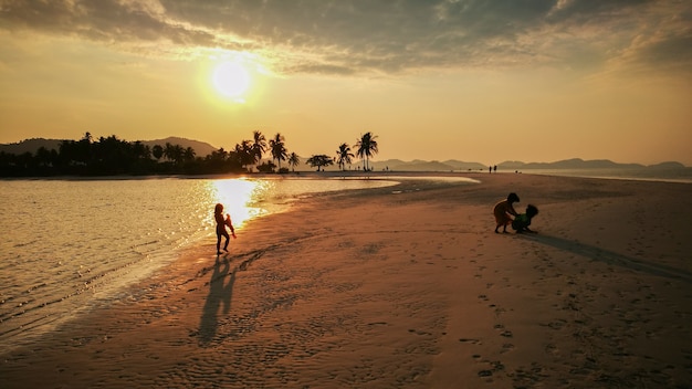 As crianças estão desfrutando de Koh Yao Yai